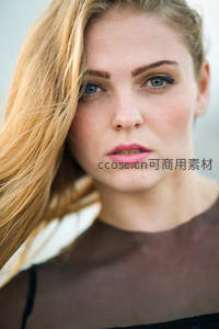 金发碧眼女子直视镜头