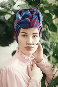 绿植环绕的格纹头巾优雅女子