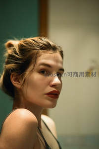 浴室镜前回眸的慵懒女性