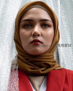 戴头巾女性沉静凝视