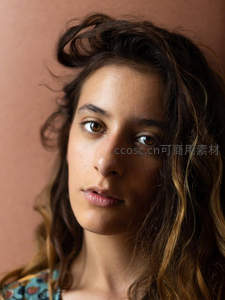 自然卷发少女侧脸特写