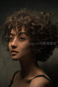 深色卷发女性艺术肖像
