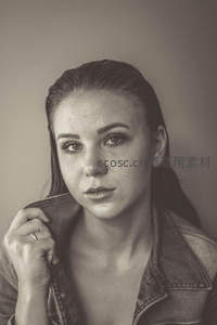 黑白复古风女子牛仔外套肖像