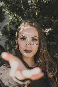 绿荫下的温柔凝视与伸手邀约