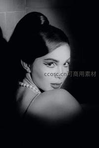 黑白光影中的复古优雅回眸
