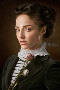 复古装扮女子手持玫瑰，神情若有所思