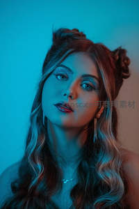 霓虹蓝光下，闪亮妆容女子凝视镜头