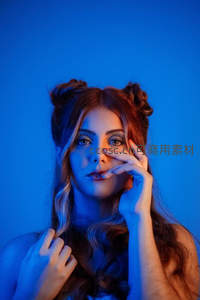 蓝光下的神秘双丸子头少女