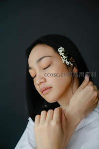 耳畔小白花的宁静闭目瞬间