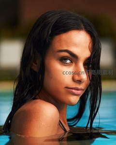 泳池中湿发回眸的性感瞬间