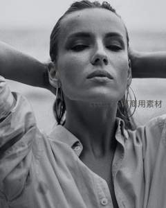 黑白光影下的优雅女性肖像