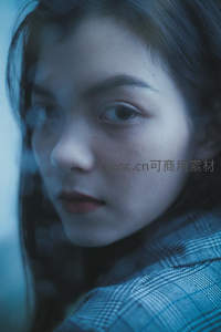 蓝调光影中的侧脸少女