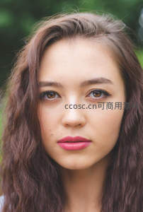 自然光下的少女特写，眼神清澈动人