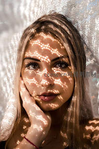 光影斑驳的脸庞，梦幻蕾丝投射