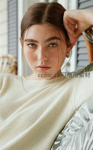 窗边少女轻抚发丝，恬静优雅