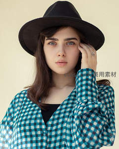 戴黑帽格纹衬衫少女凝视镜头