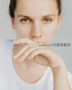 蓝眼女子手掩唇部极简肖像