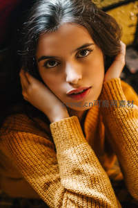 双手托腮的沉思瞬间