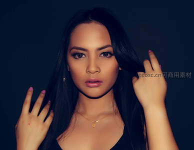 深色背景下的优雅女性肖像