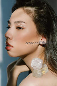 侧颜优雅，水晶点缀肩颈之美