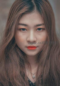 红唇凝视，发丝轻拂面颊的静谧