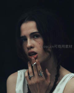 暗调中抽烟女子的叛逆姿态
