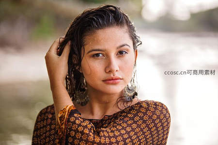 湿发女子河畔凝视镜头神情宁静