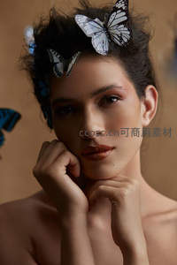 蝴蝶点缀发间的梦幻少女