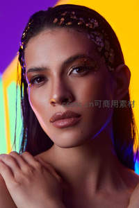 霓虹光影下的炫彩妆容