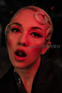 红光下的复古卷发女性特写