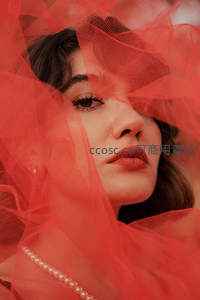 红纱掩面的优雅女性侧颜