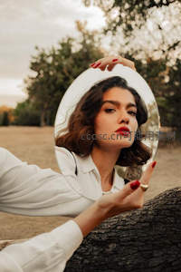 户外镜中倒影的复古女郎