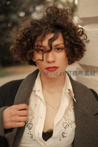 卷发女孩街头时尚写真
