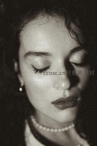 黑白光影中的闭目美人