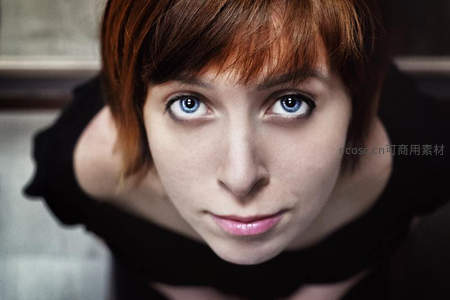 蓝眸短发女子俯视特写