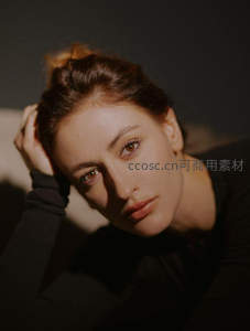 光影中的沉思女子