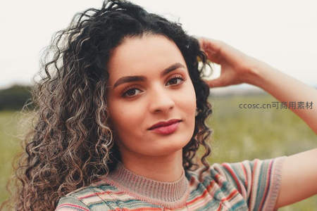 卷发少女田野微笑，自然清新