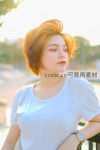 阳光洒落侧颜的短发少女