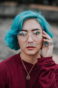 蓝发女孩戴圆框眼镜的酷感特写