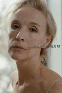 银发女性沉思的优雅侧脸