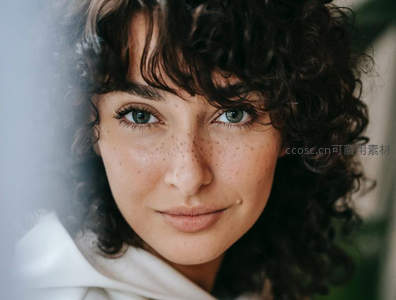 卷发雀斑少女的温柔凝视特写
