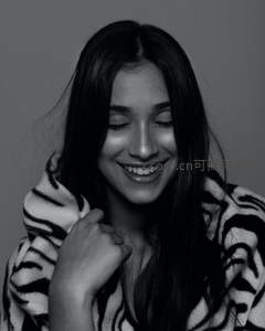 黑白影像中绽放笑容的温暖瞬间