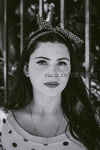 黑白复古风少女头像写真