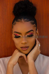 粉色眼妆黑发高盘发美女