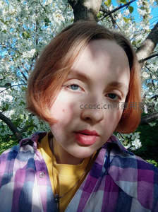 花树下红发少女自拍