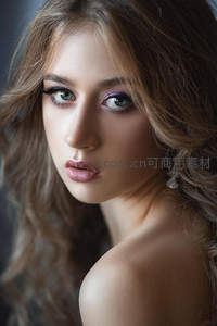 紫色眼影美人，卷发微露肩颈线条