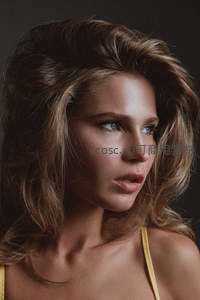 金发女子侧颜凝视，光影勾勒优雅轮廓