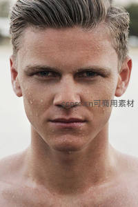 湿发少年直视镜头，水珠闪烁青春气息