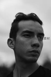 黑白仰拍青年沉思侧颜特写