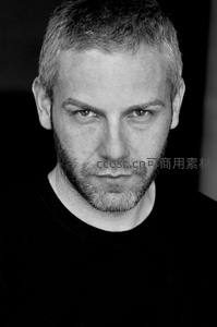 黑白严肃短发男子凝视镜头